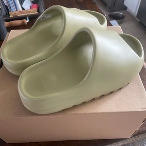 Yeezy slide great condition
